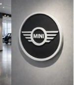 Mini Cooper markalı araçlar için tasarlanmış Galeri Duvarında kullanımını gösteren Siyah ve Beyaz Renk Strafor Köpük Logo