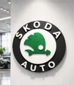 Skoda markalı araçlar için tasarlanmış Galeri Duvarında kullanımını gösteren Kırmızı ve Gri Renk Strafor Köpük Logo