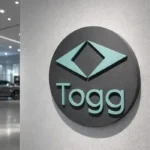 TOGG marka araçlar için üretilen Strafor Köpükten üretilen Siyah zemin Turkuaz detaylı logo